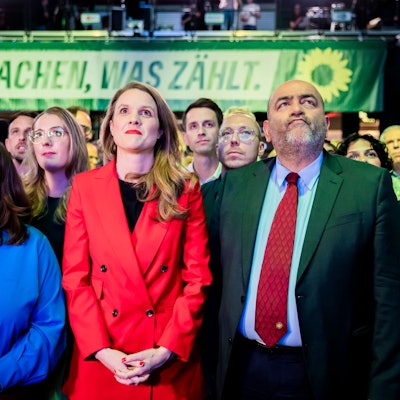 Ricarda Lang (l-r), Bundesvorsitzende von Bündnis 90/Die Grünen, Terry Reintke, Spitzenkandidatin der Grünen für die Europawahl 2024, und Omid Nouripour, Bundesvorsitzender von Bündnis 90/Die Grünen, reagieren bei der Wahlparty der Grünen in der Columbiahalle auf die ersten Hochrechnungen.