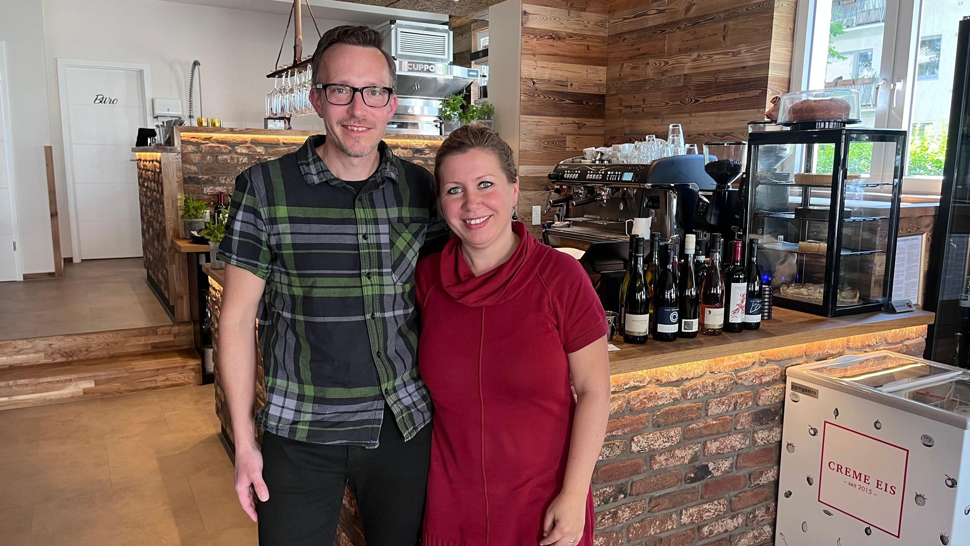 Das Ehepaar Eike (l.) und Sonja Neumann (r.) in ihrem Café Vince und Vio.