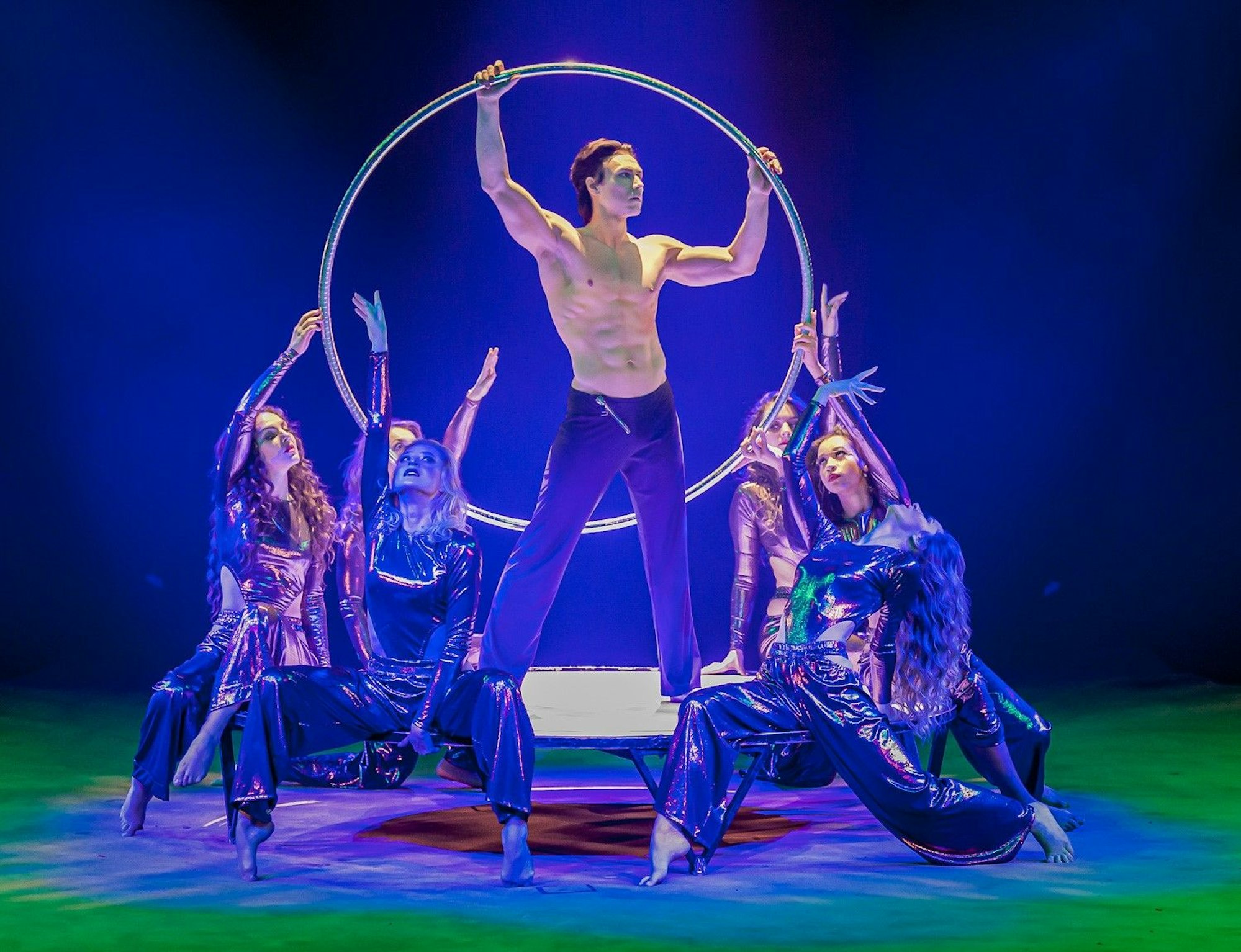 Dynamisches Szenenbild von Ballett und Künstlern