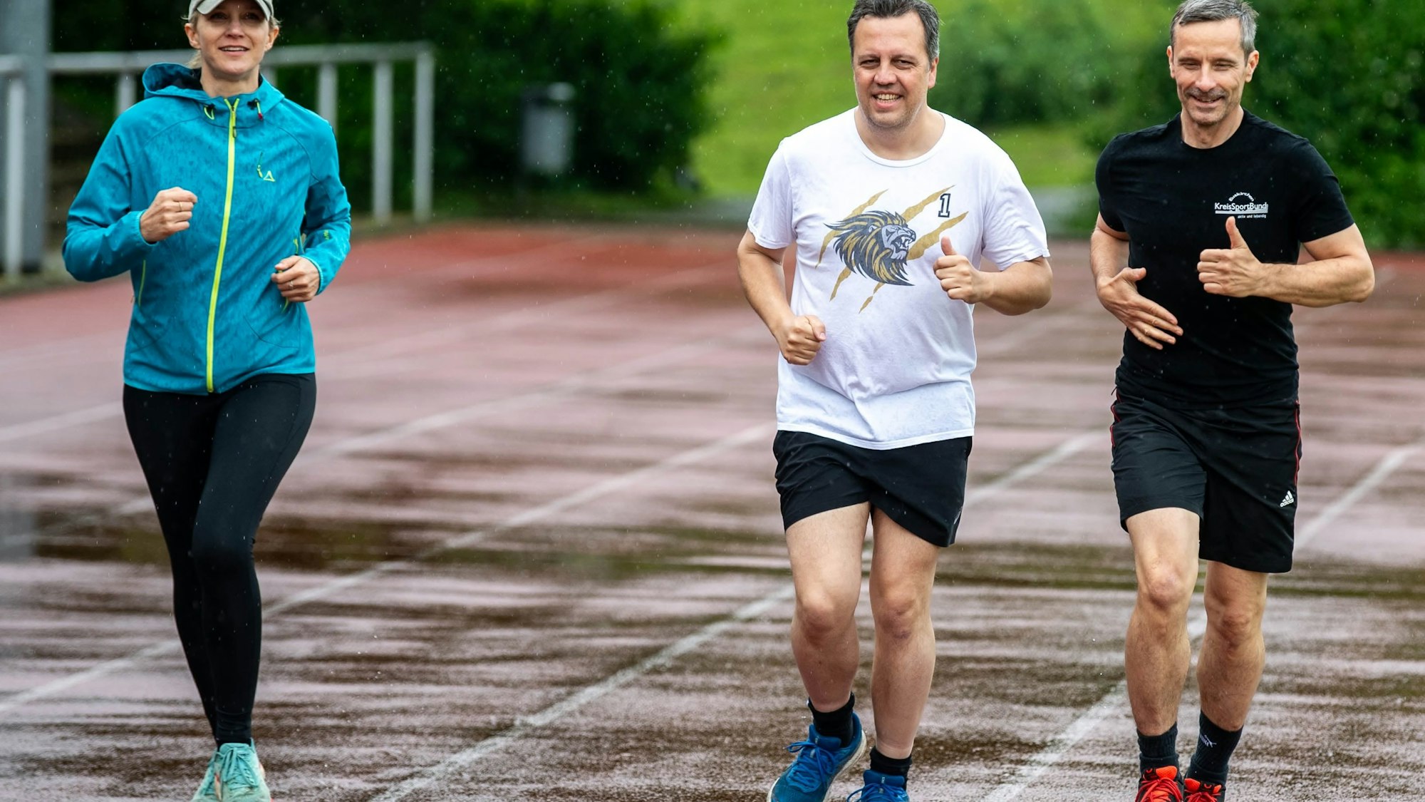 Drei Läufer legen das Sportabzeichen ab.