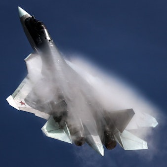 Ein Suchoi Su-57-Kampfjet tritt während einer Flugshow im Rahmen des Internationalen militärtechnischen Forums der Armee 2020 auf dem Flugplatz Kubinka auf.