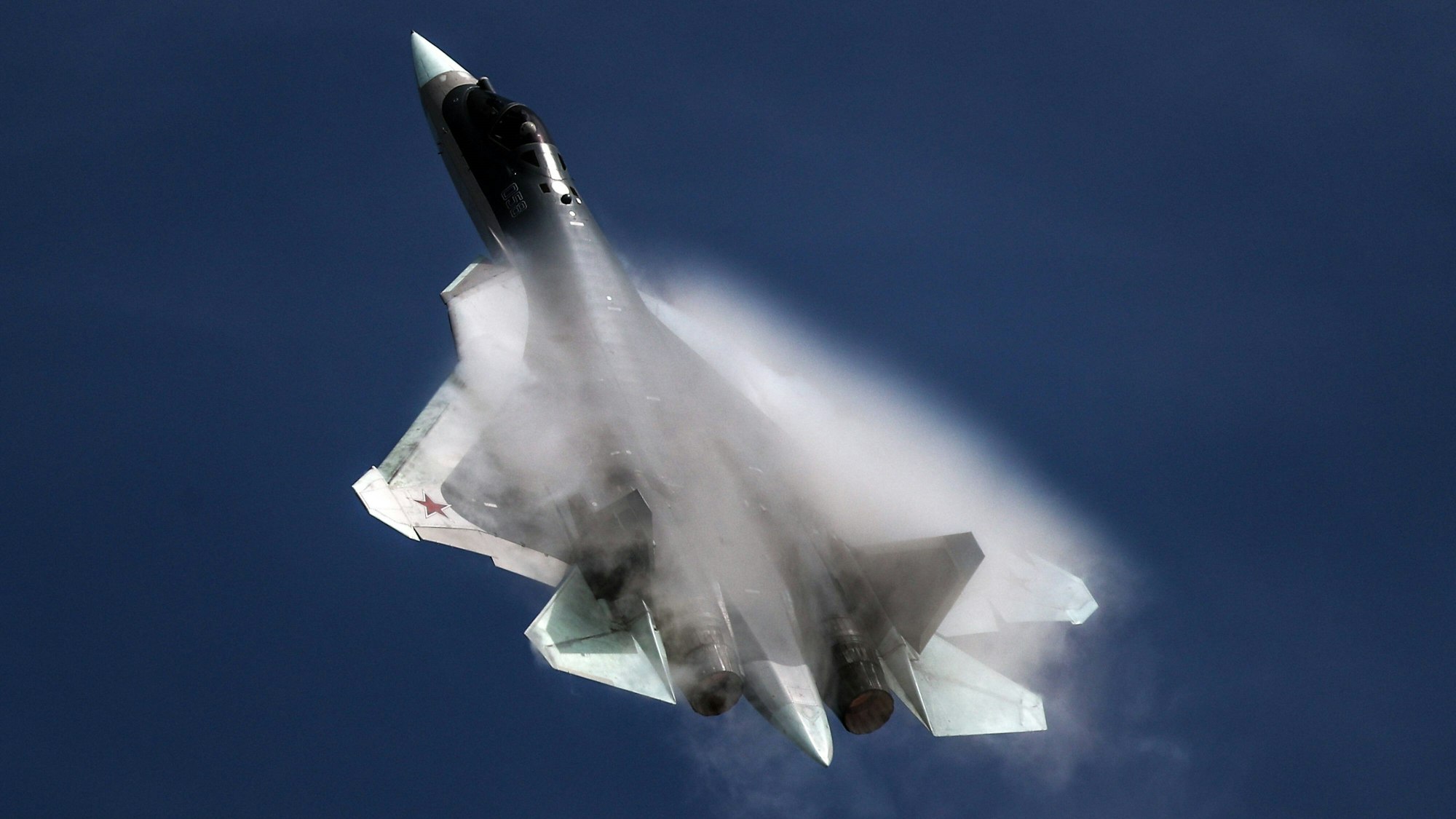 Ein Suchoi Su-57-Kampfjet tritt während einer Flugshow im Rahmen des Internationalen militärtechnischen Forums der Armee 2020 auf dem Flugplatz Kubinka auf.