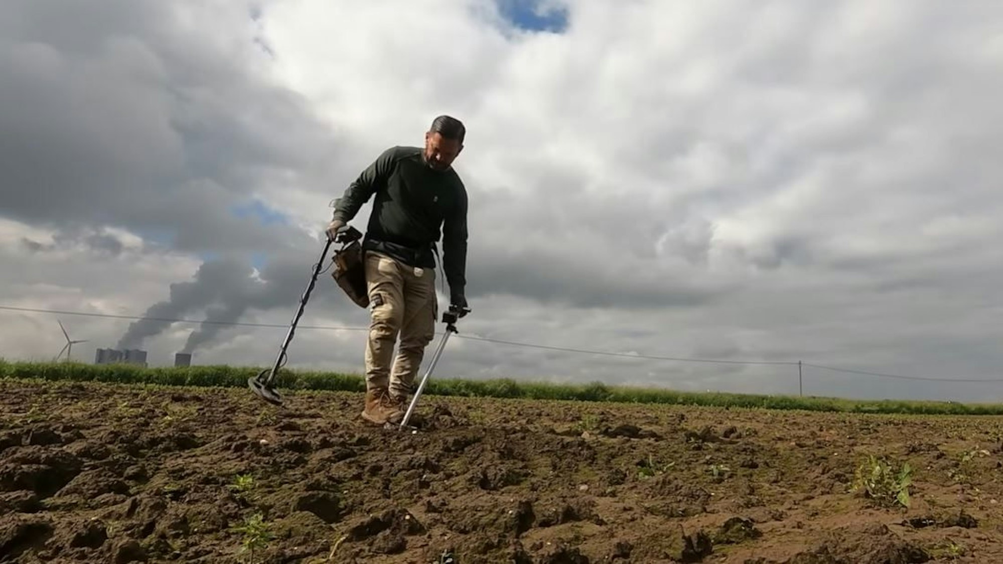 Der German Treasure Hunter bei seiner zweiten Schatzsuche an der Burg Geretzhoven in Bergheim.