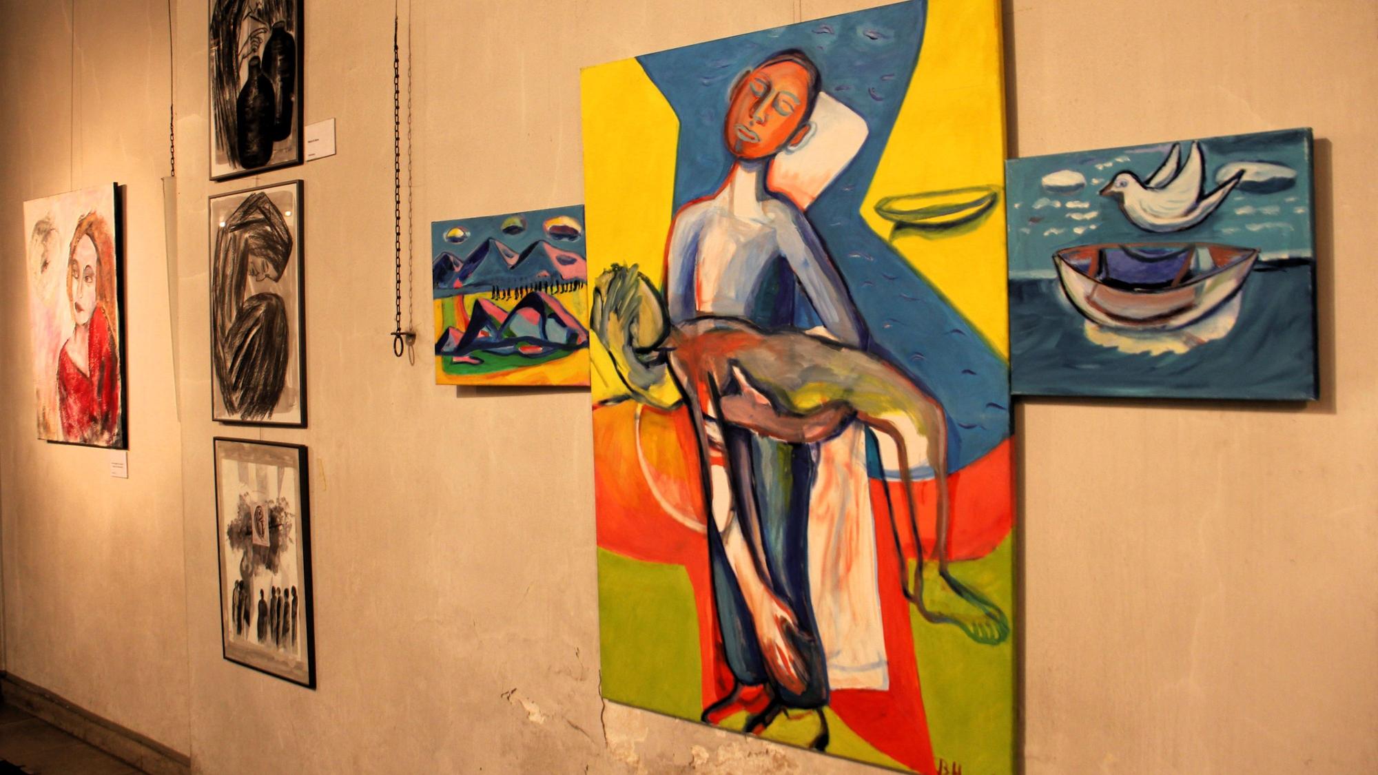 Betty Hellmich stellt Marias Schmerz in expressionistischen Zügen dar.