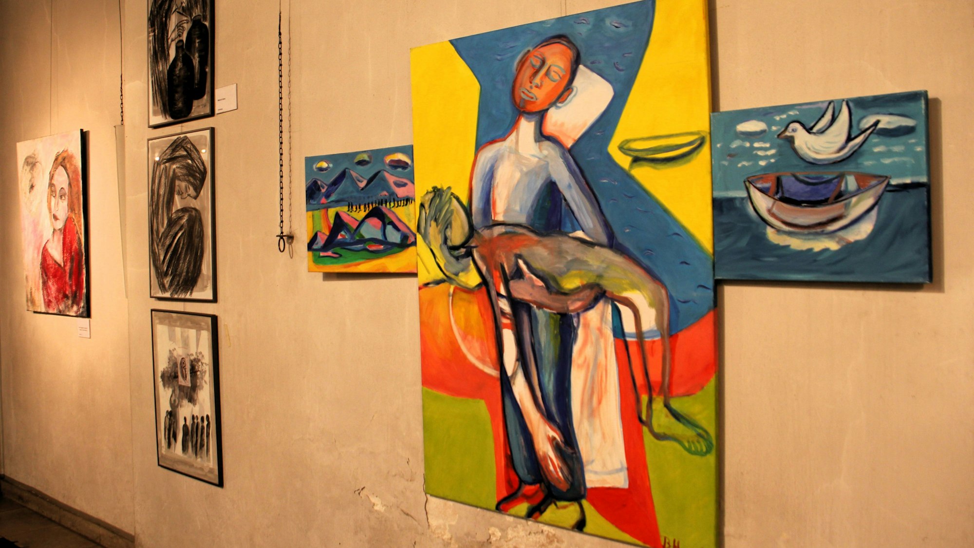 Betty Hellmich stellt Marias Schmerz in expressionistischen Zügen dar.