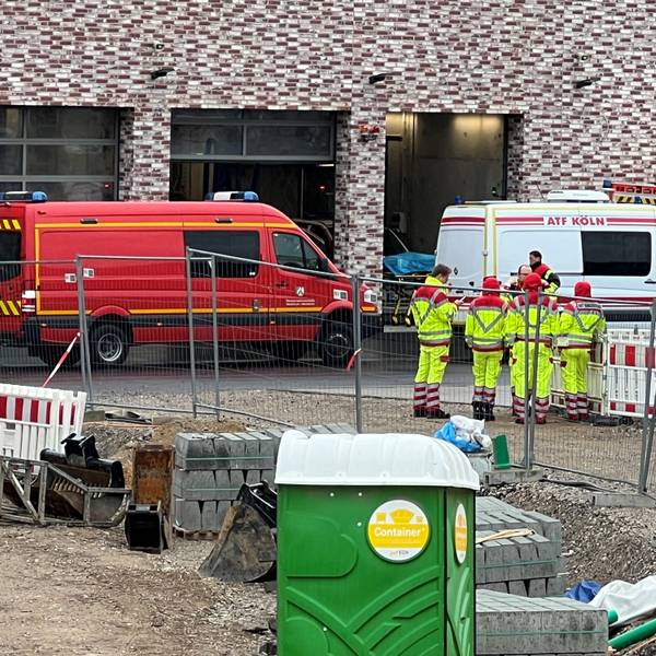 Auf dem Foto sind Einsatzwagen und Einsatzkräfte auf dem Gelände der Feuerwehr in Hürth zu sehen.
