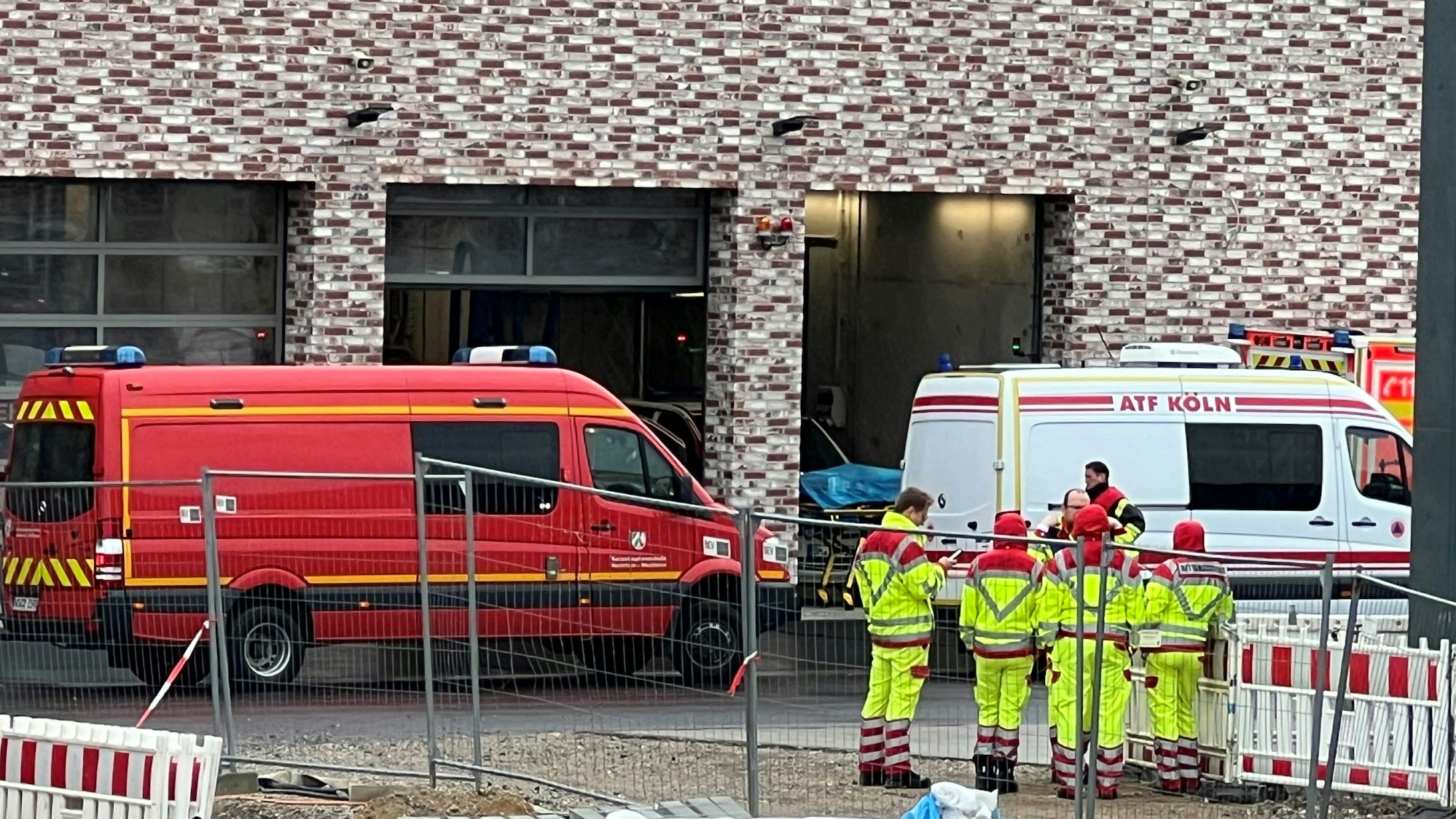 Auf dem Foto sind Einsatzwagen und Einsatzkräfte auf dem Gelände der Feuerwehr in Hürth zu sehen.
