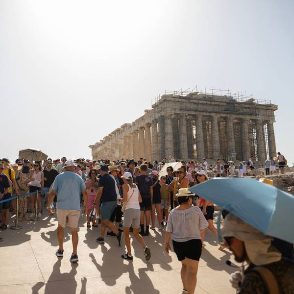 ARCHIV - 14.07.2023, Griechenland, Athen: Viele Touristen besuchen den Parthenon-Tempel auf dem Akropolis-Hügel auch an heißen Tagen.