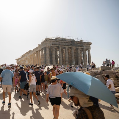 ARCHIV - 14.07.2023, Griechenland, Athen: Viele Touristen besuchen den Parthenon-Tempel auf dem Akropolis-Hügel auch an heißen Tagen.