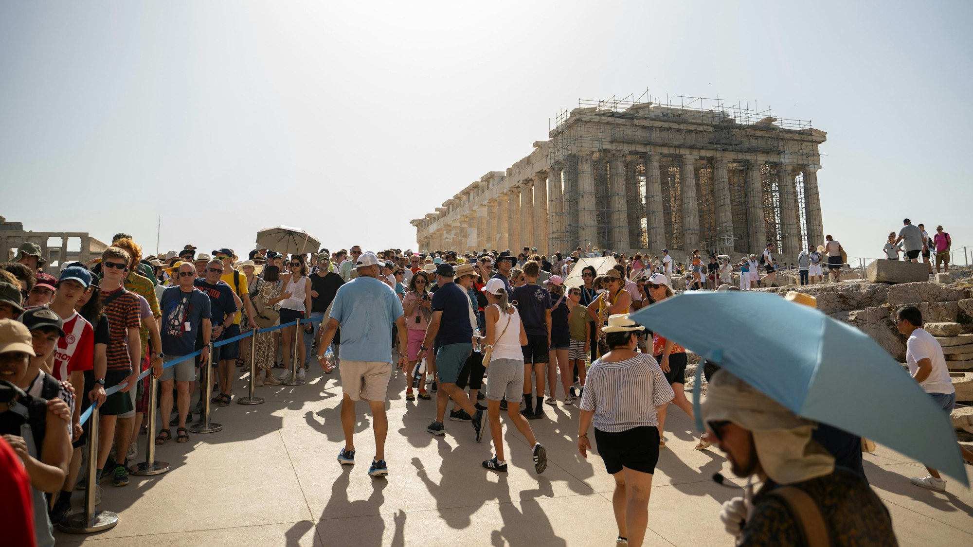 ARCHIV - 14.07.2023, Griechenland, Athen: Viele Touristen besuchen den Parthenon-Tempel auf dem Akropolis-Hügel auch an heißen Tagen.