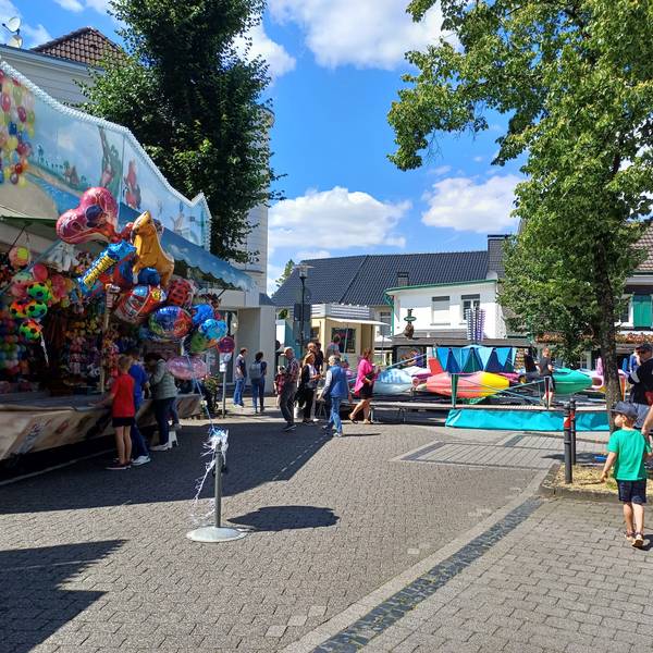 Trotz Sonnenscheins ist auf der Kirmes nicht viel los.
