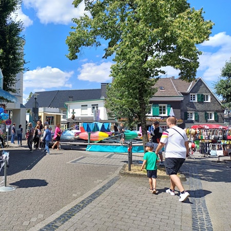 Trotz Sonnenscheins ist auf der Kirmes nicht viel los.