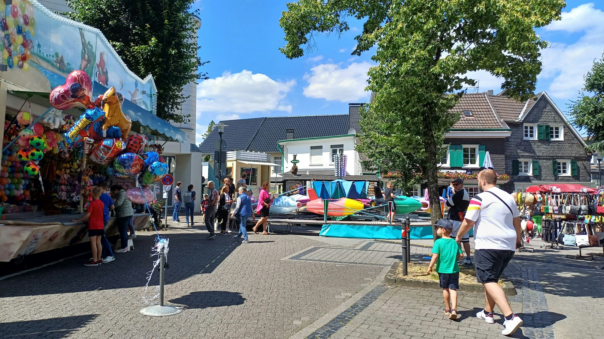 Trotz Sonnenscheins ist auf der Kirmes nicht viel los.