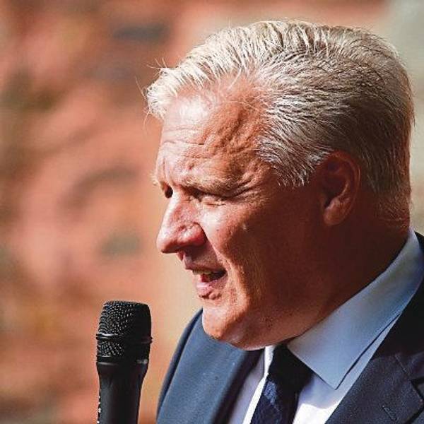Die Staatsanwaltschaft Düsseldorf ermittelt gegen Landrat Wolfgang Spelthahn. er ist ihm Halbporträt an einem Mikrofon zu sehen.
