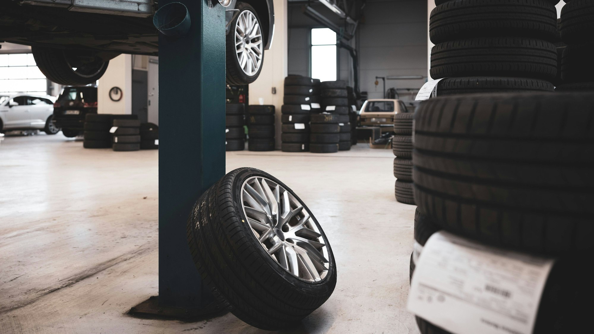 in einer Kölner Autowerkstatt stürzte ein Senior fatal.