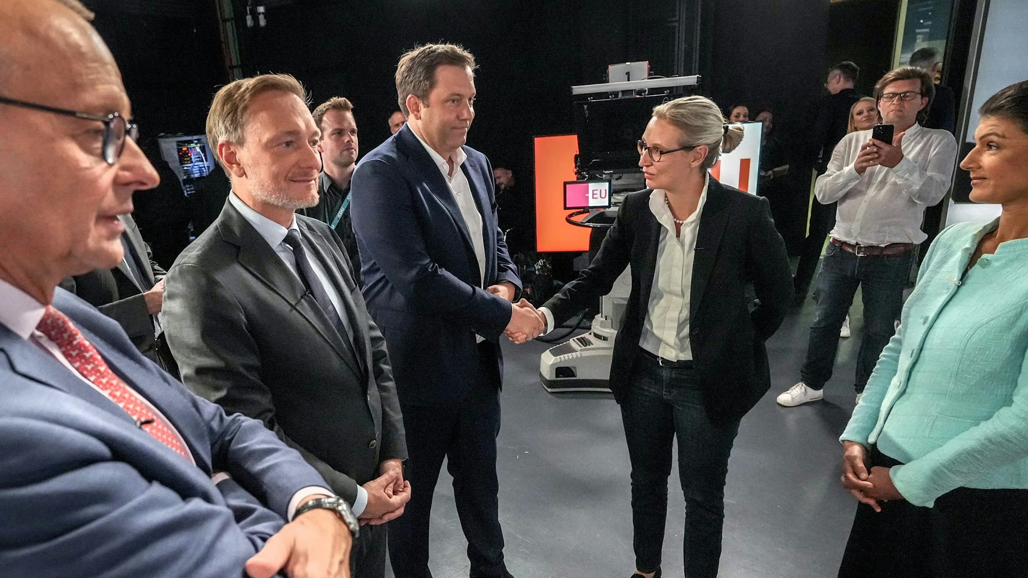 CDU-Chef Friedrich Merz vor der Elefantenrunde bei RTL/NTV im Gespräch mit Christian Lindner (FDP), Lars Klingbeil (SPD), Alice Weidel (AfD) und Sahra Wagenknecht (BSW).