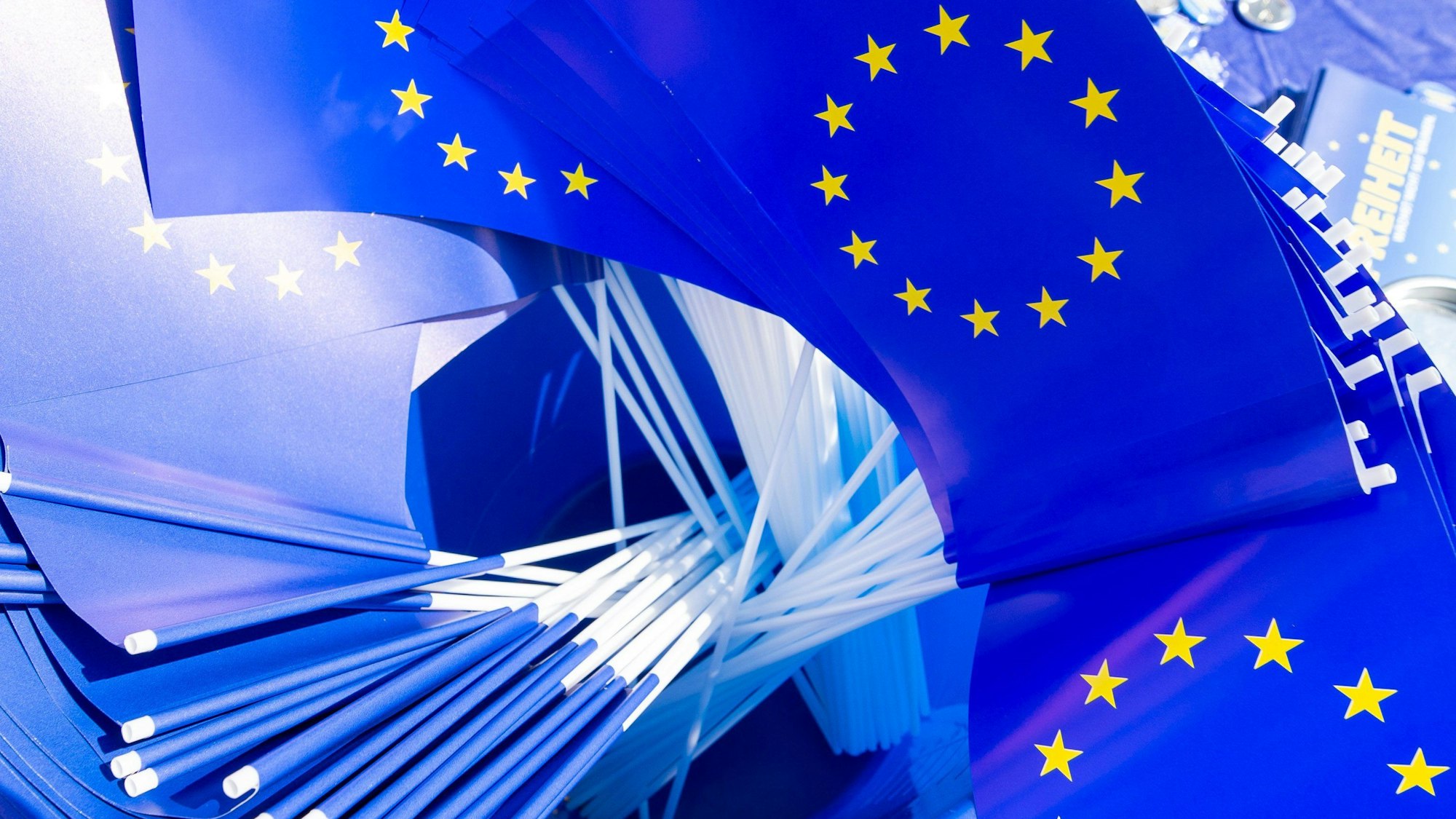 Europa-Fähnchen an einem Info-Stand der pro-europäischen Bewegung „Pulse of Europe“