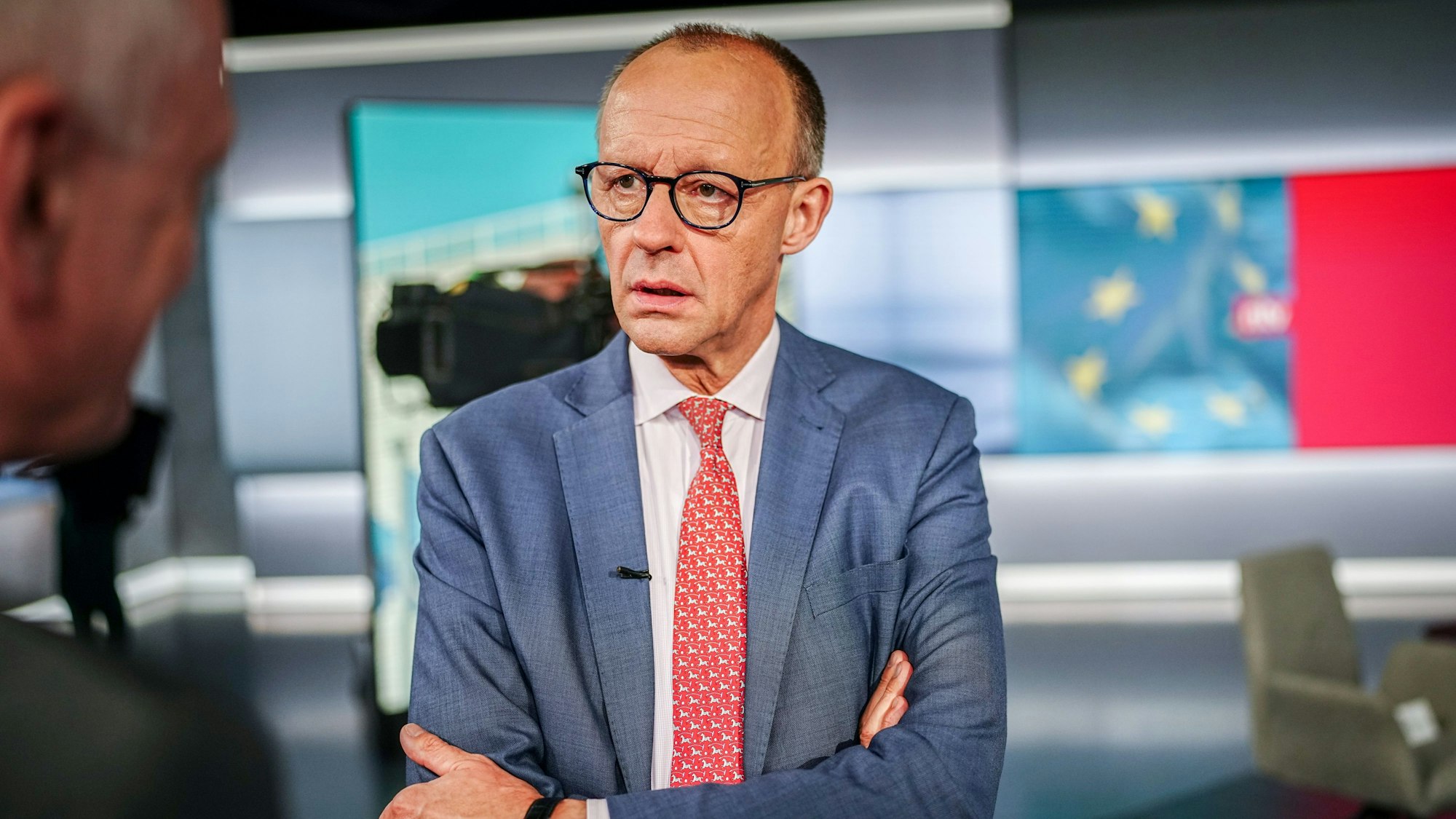 Friedrich Merz, CDU-Bundesvorsitzender und Unionsfraktionsvorsitzender, vor der Elefantenrunde der Parteivorsitzenden im Studio von RTL/NTV nach der Europawahl.