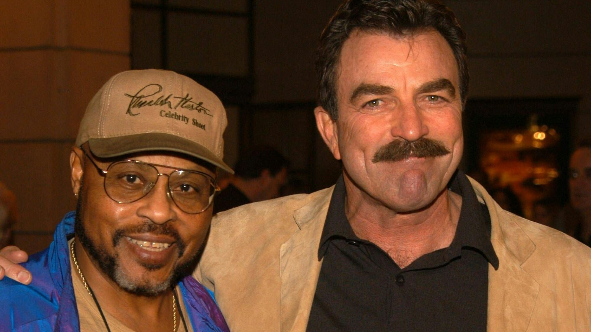 Roger E. Mosley und Tom Selleck posieren für die Kamera.