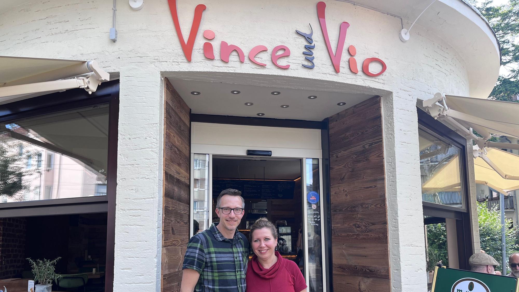 Das Ehepaar Eike (l.) und Sonja Neumann (r.) in ihrem Café Vince und Vio.
