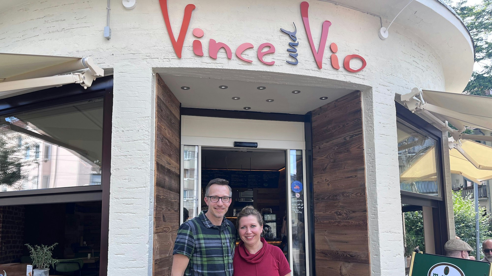 Das Ehepaar Eike (l.) und Sonja Neumann (r.) in ihrem Café Vince und Vio.