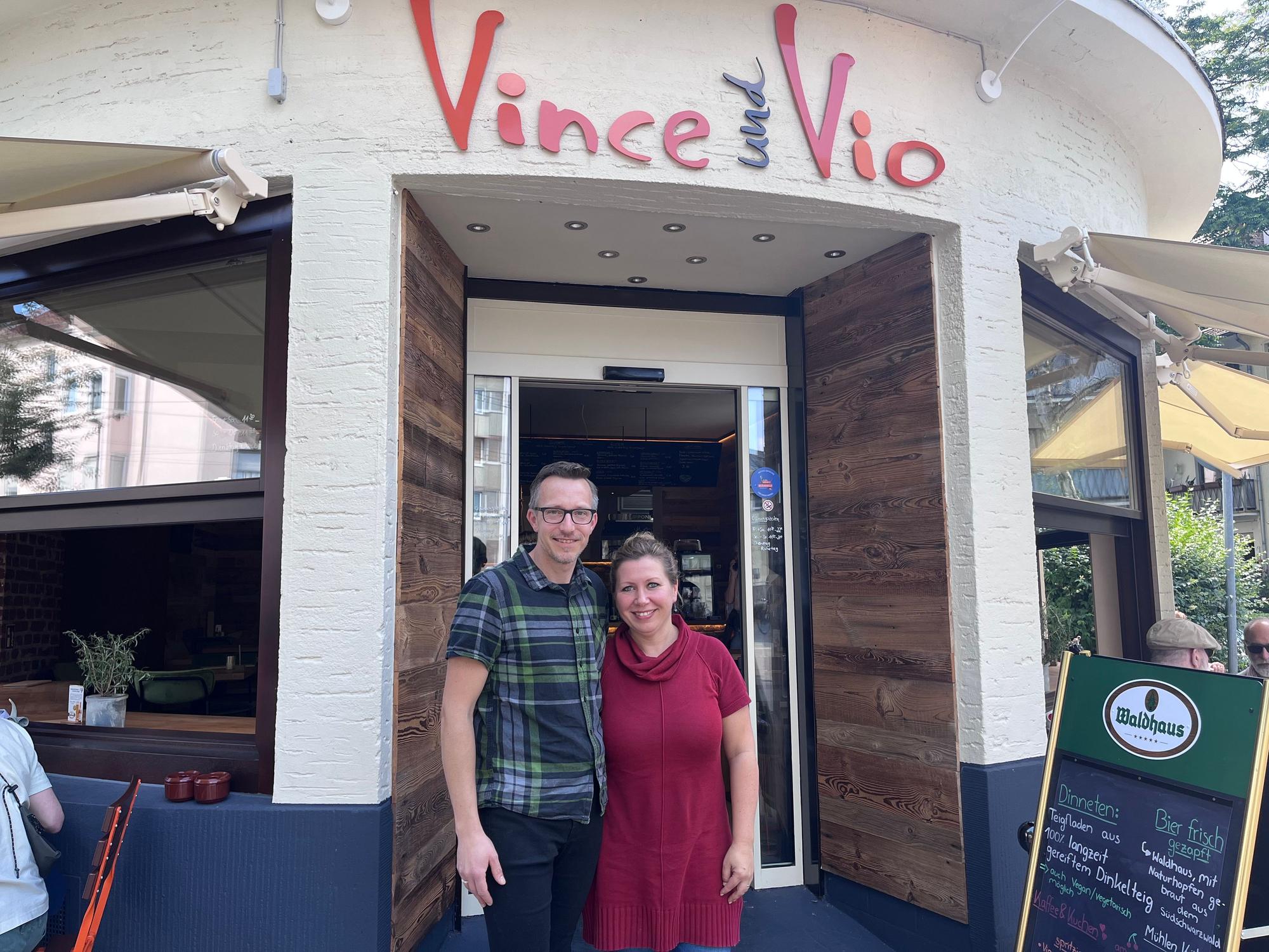 Das Ehepaar Eike (l.) und Sonja Neumann (r.) vor ihrem Café „Vince und Vio.