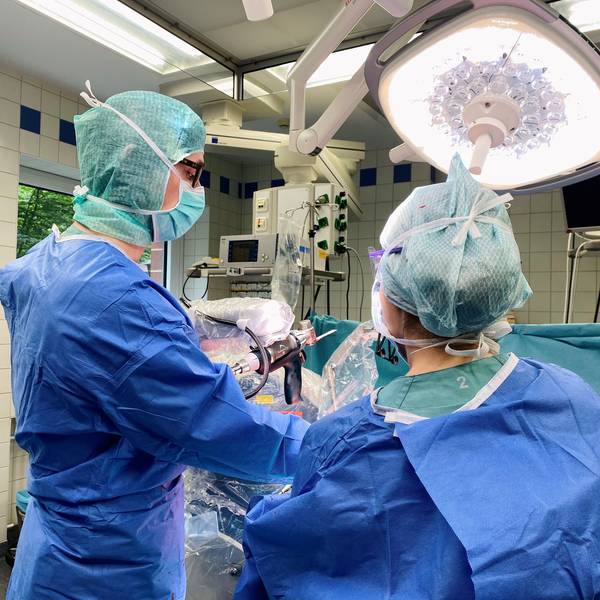 Der neue Roboter am Klinikum Leverkusen unterstützt die Ärztinnen und Ärzte seit März bei Operationen. Leonard Bastian, Chefarzt der Klinik für Orthopädie und Unfallchirurgie, zeigt das Verfahren während einer Operation.