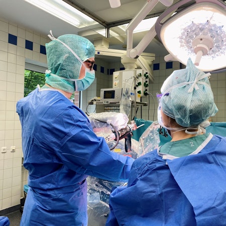 Der neue Roboter am Klinikum Leverkusen unterstützt die Ärztinnen und Ärzte seit März bei Operationen. Leonard Bastian, Chefarzt der Klinik für Orthopädie und Unfallchirurgie, zeigt das Verfahren während einer Operation.