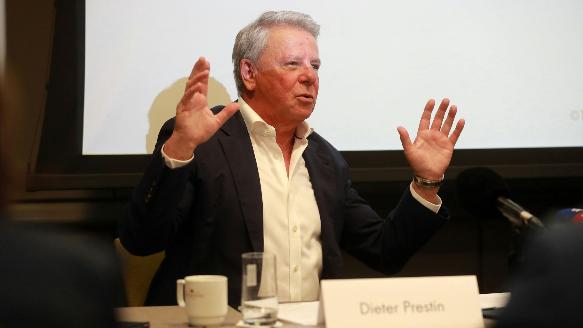 Dieter Prestin stellte sein Team vor und machte das Konzept öffentlich, mit dem er den 1. FC Köln nachhaltig zum Erfolg führen will.