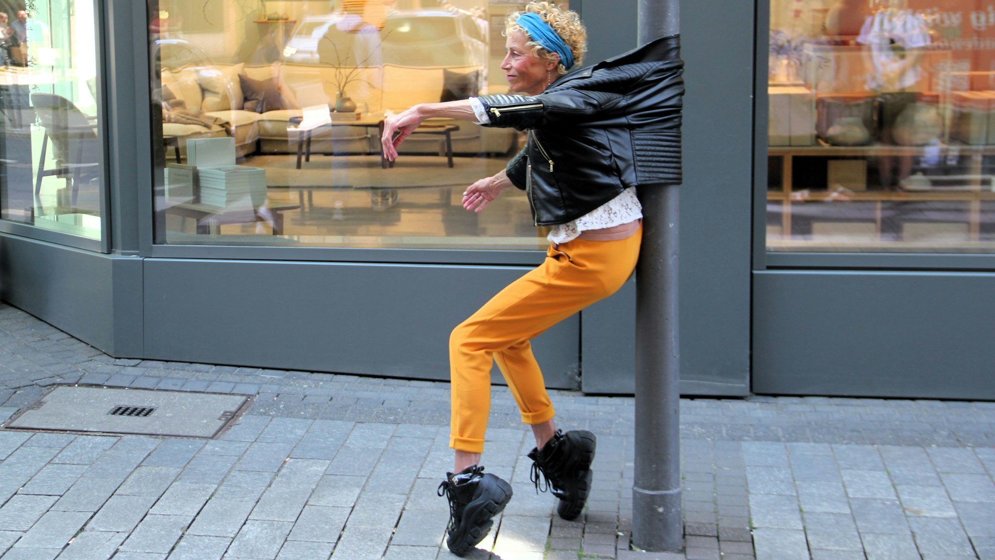 Tänzerin und Choreografin Erika Winkler suggeriert Verbundenheit oder Fluchtgedanken mit dem städtischen Lebensraum.