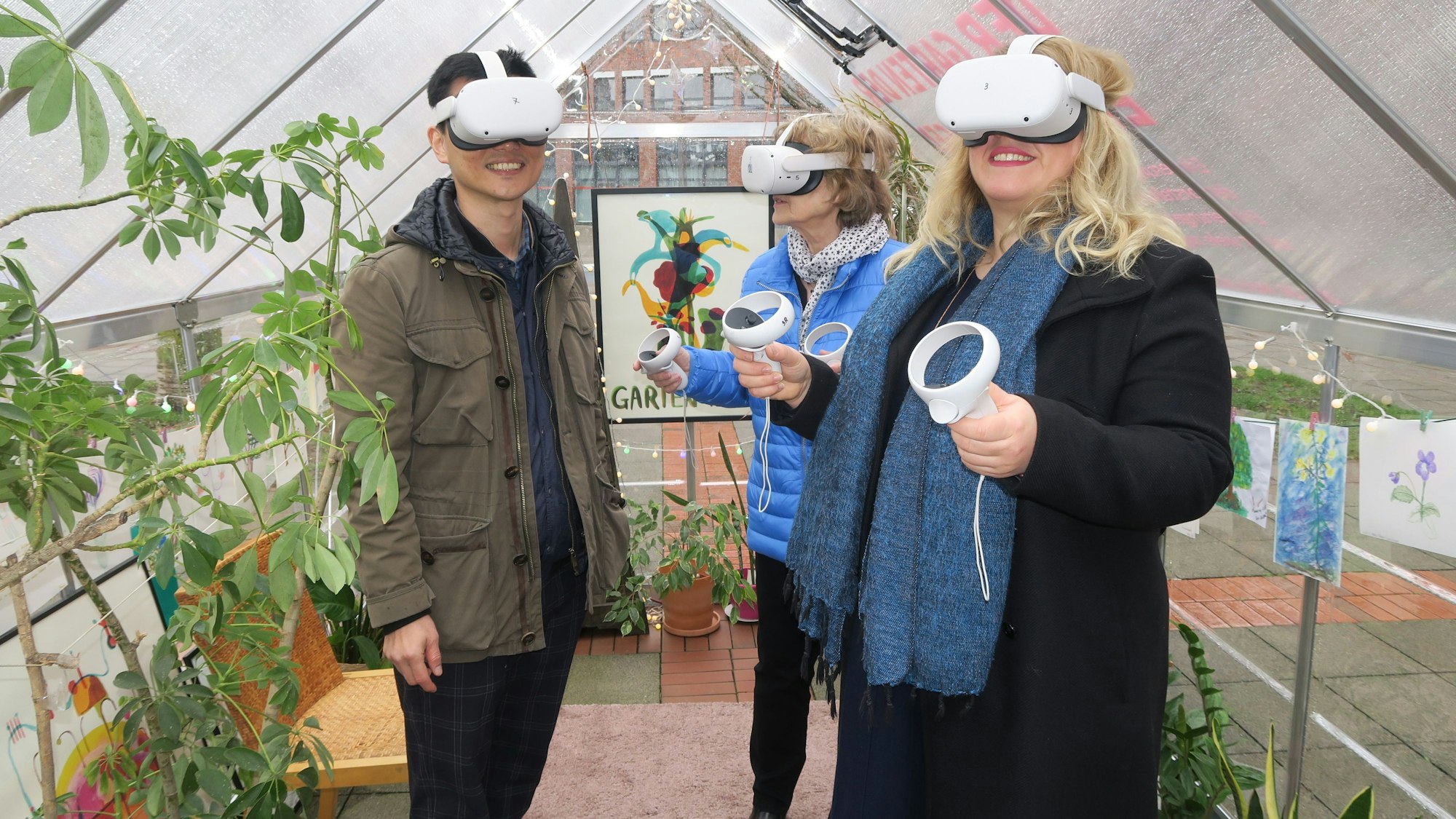 Sae-Yun Jung, Claudia Greven-Thürmer und Jana Petrova (v.l.) im Gewächshaus mit 3D-Brille und Controllern