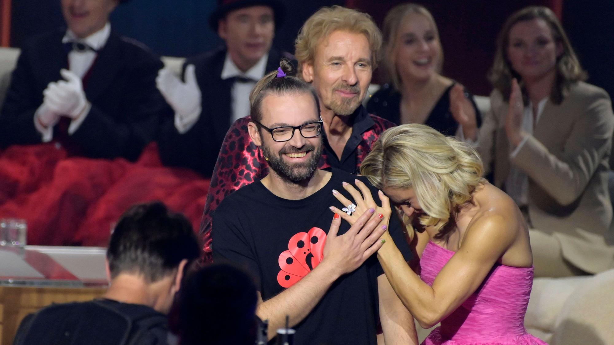 Im Bild sind Wettkönig Marten Reiß und Michelle Hunziker, dahinter auch Thomas Gottschalk in der ZDF-Unterhaltungsshow Wetten, dass.. zu sehen. Es herrscht ausgelassene Freude über den Wettsieg.