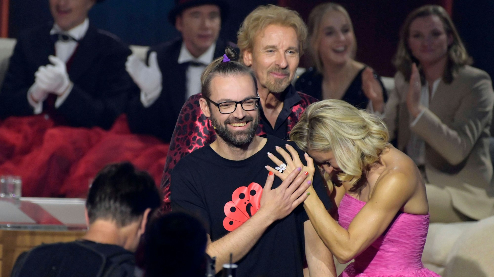 Im Bild sind Wettkönig Marten Reiß und Michelle Hunziker, dahinter auch Thomas Gottschalk in der ZDF-Unterhaltungsshow Wetten, dass.. zu sehen. Es herrscht ausgelassene Freude über den Wettsieg.