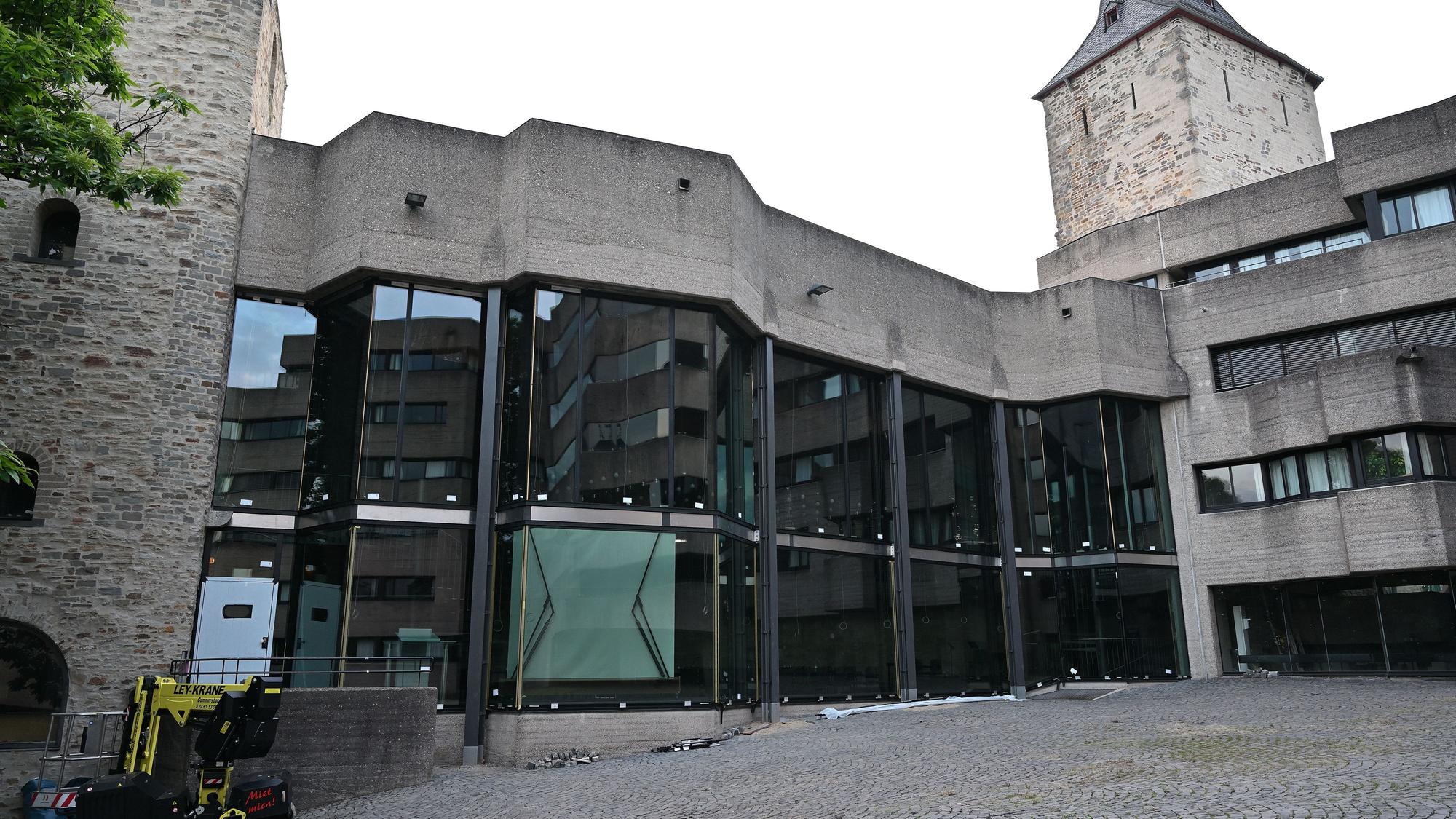 Das Foto zeigt die Fassade des Bensberger Ratssaals mit den neuen Fenstern.