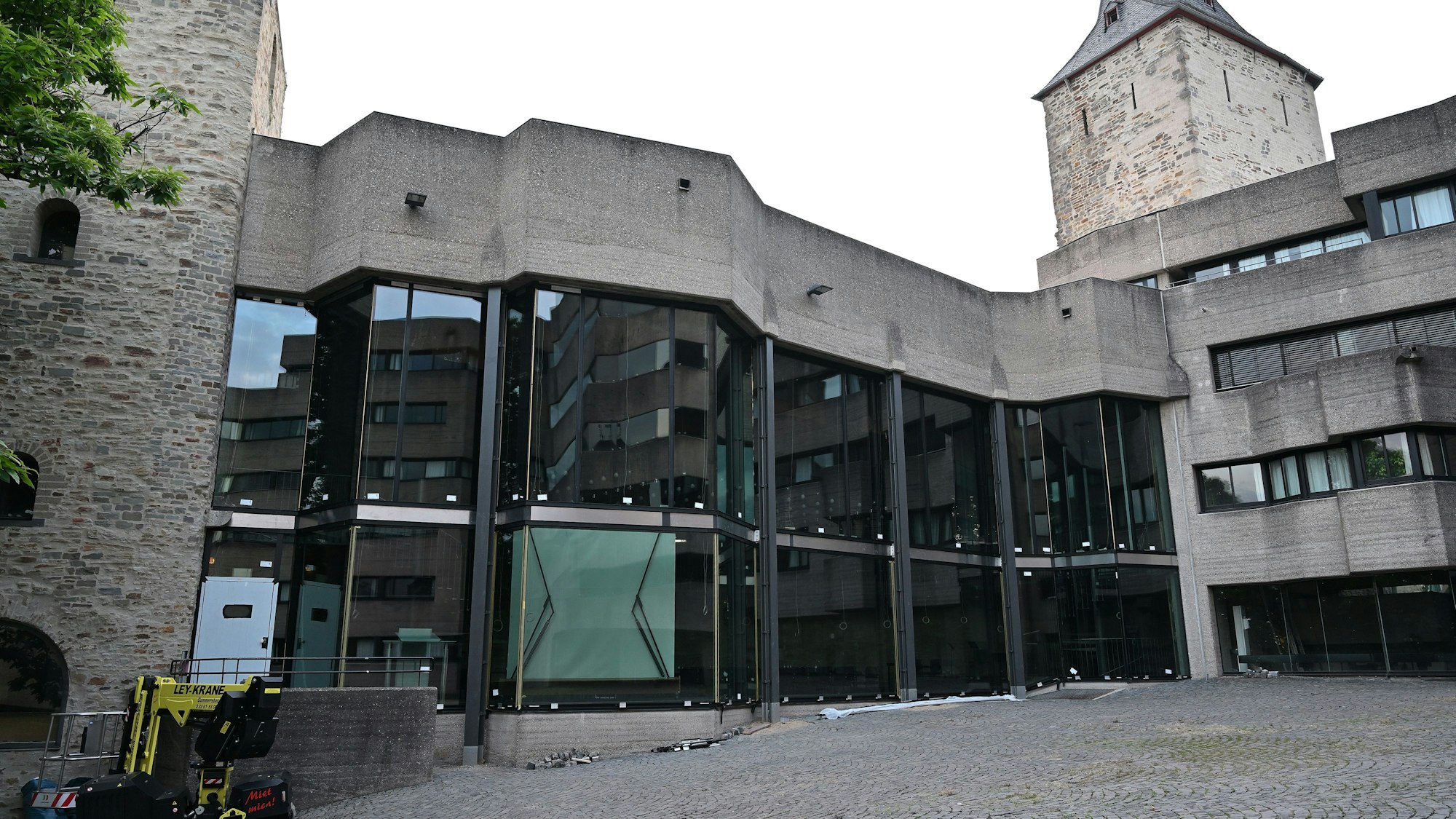 Das Foto zeigt die Fassade des Bensberger Ratssaals mit den neuen Fenstern.