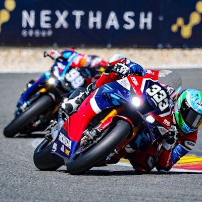 Florian Alt führt auf der Honda mit der Nummer 333 ein kleines Feld an.