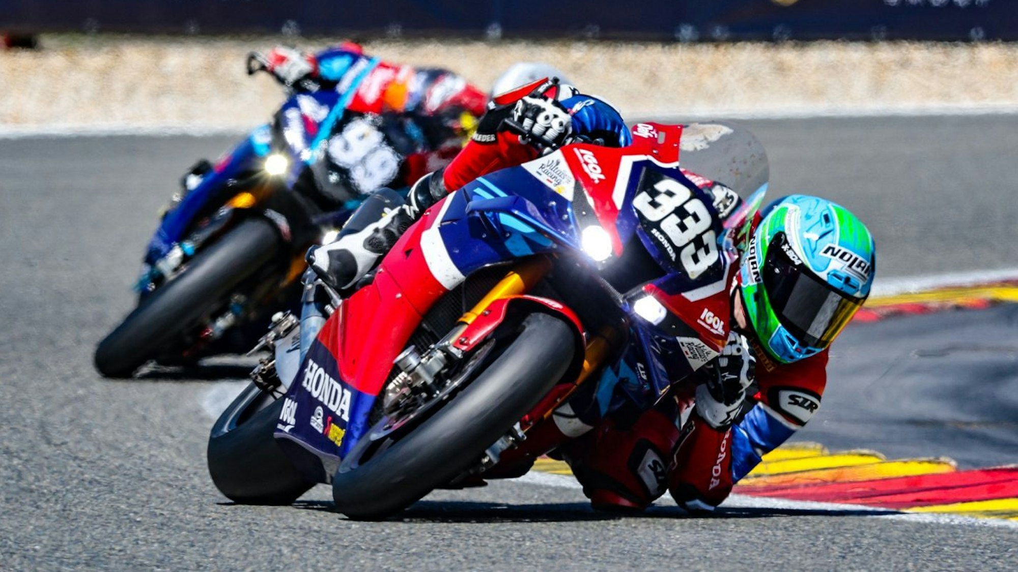 Florian Alt führt auf der Honda mit der Nummer 333 ein kleines Feld an.