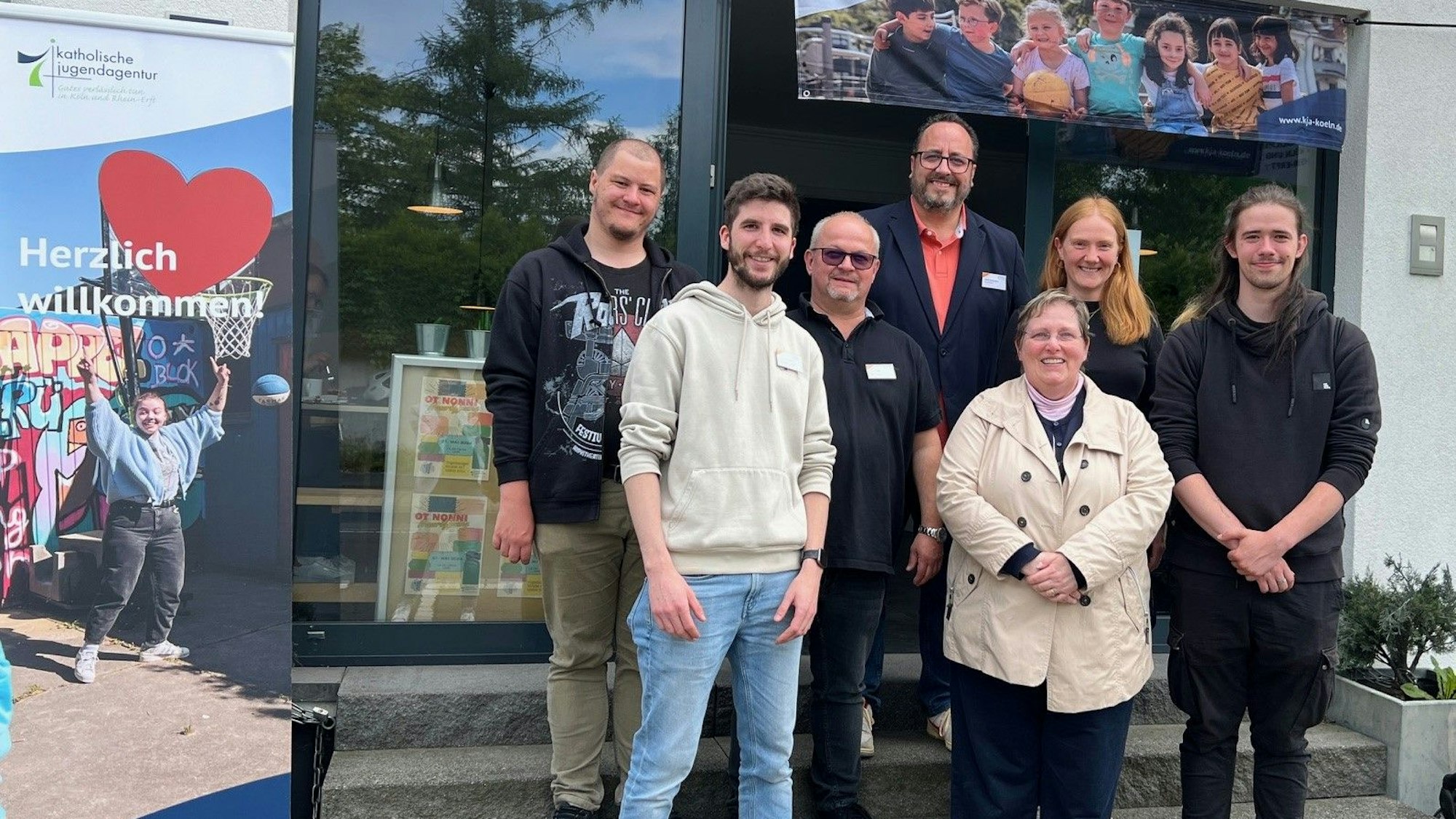 Mitarbeiter der OT Nonni und der KJA mit der stellvertretenden Ehrenfelder Bezirksbürgermeisterin Jutta Kaiser (vorn).