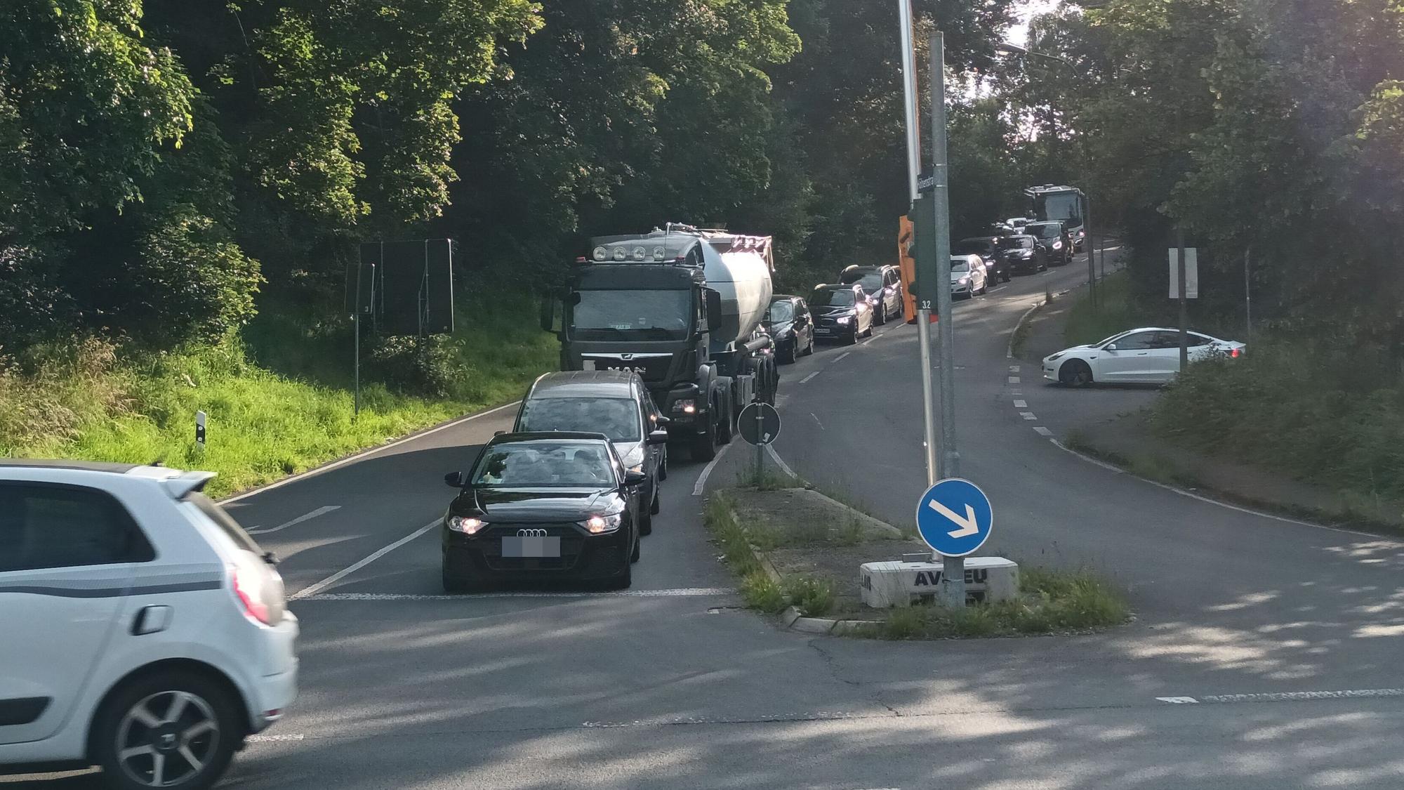Autos, Lkw und Busse im Stau