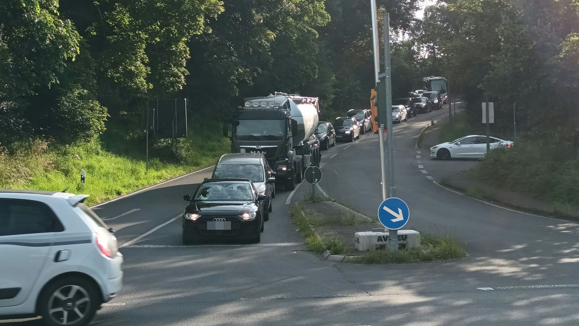 Autos, Lkw und Busse im Stau