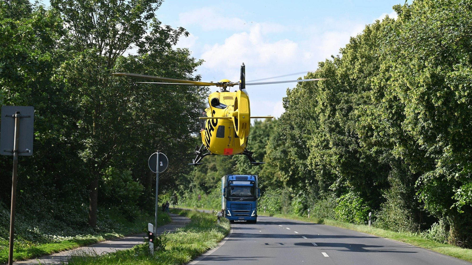 Ein Rettungshubschrauber landete an der Unfallstelle.