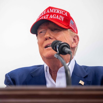 Donald Trumps Aussagen über die große Hitze und die Bedeutung seiner Wähler bei einem Wahlkampfauftritt in Las Vegas sorgen für Empörung. Der Republikaner wollte die Bemerkung offenbar als Witz verstanden wissen.