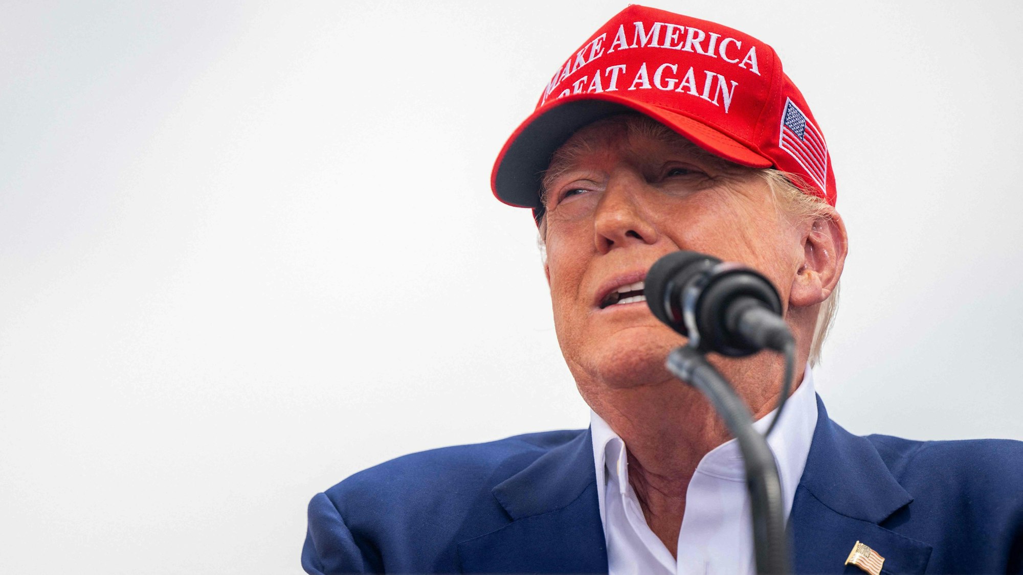 Donald Trumps Aussagen über die große Hitze und die Bedeutung seiner Wähler bei einem Wahlkampfauftritt in Las Vegas sorgen für Empörung. Der Republikaner wollte die Bemerkung offenbar als Witz verstanden wissen.