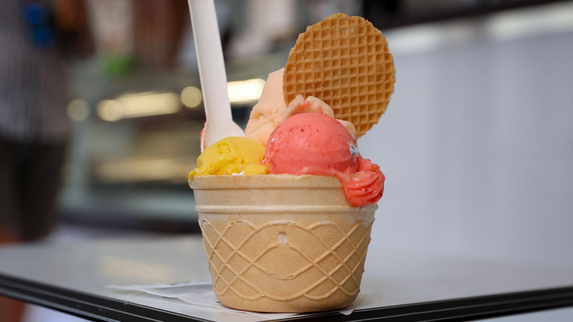 Eiskugeln in einem Becher (Symbolfoto).