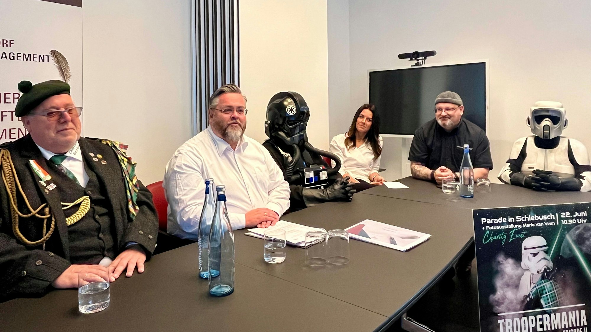 Verkleidete und nicht verkleidete Menschen am Tisch