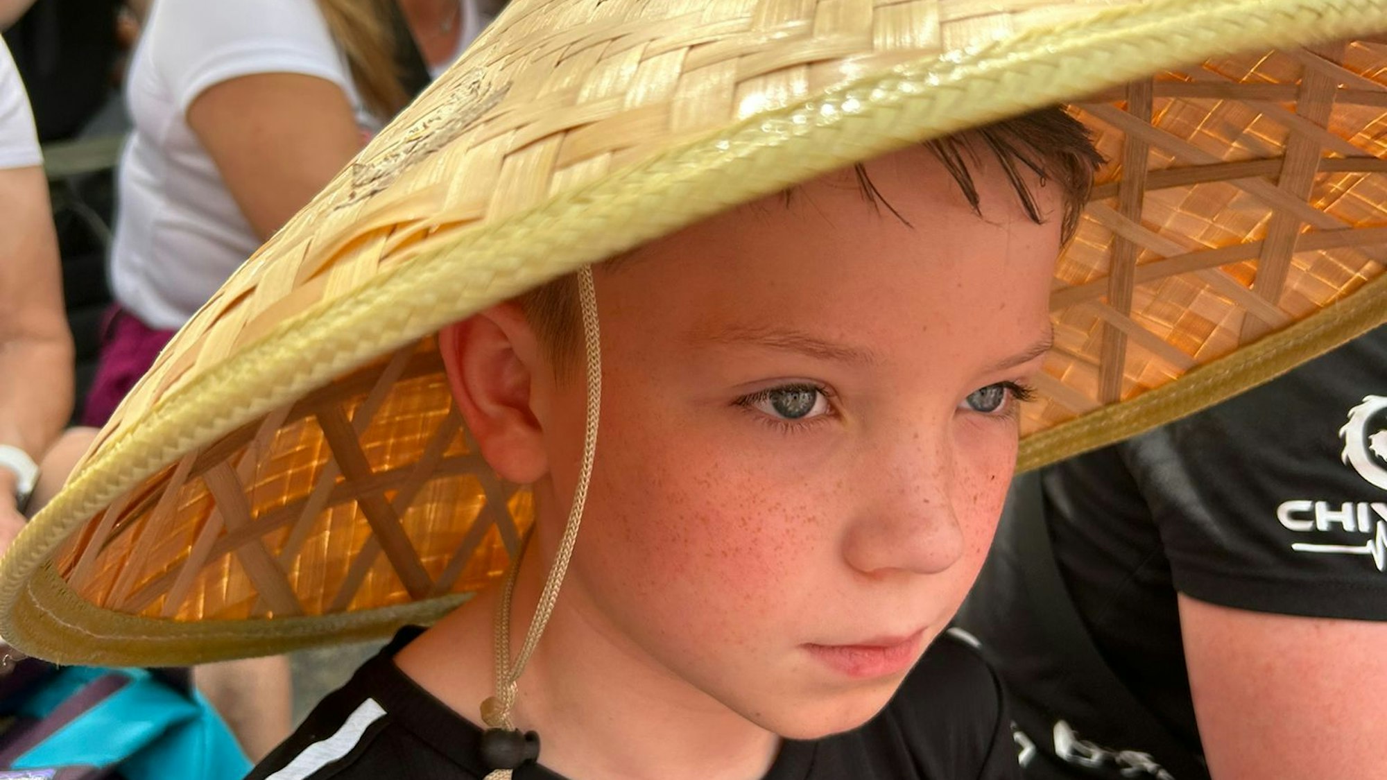 Leon Barth trägt einen Sonnenhut.