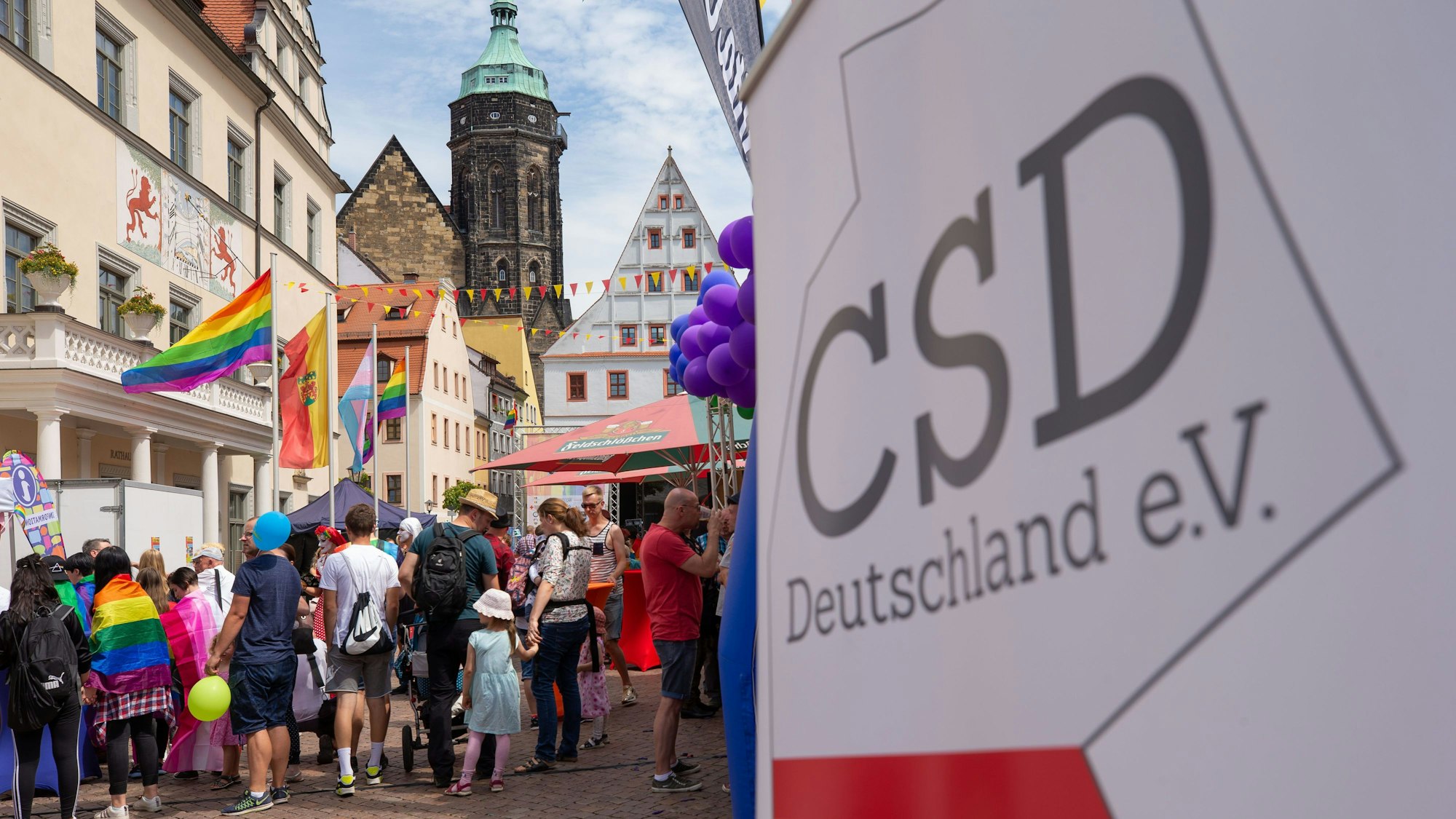 Ein Aufsteller des CSD Deutschland e.V. steht beim Christopher Street Day (CSD) in Sachsen, Pirna auf dem Marktplatz.