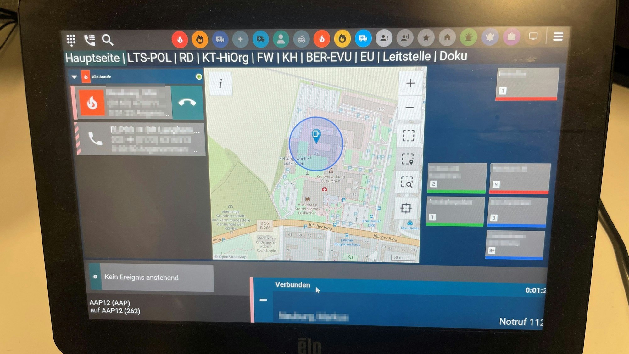 Das Bild zeigt ein Display in der Rettungsleitstelle. In der Mitte ist eine digitale Karte zu sehen.