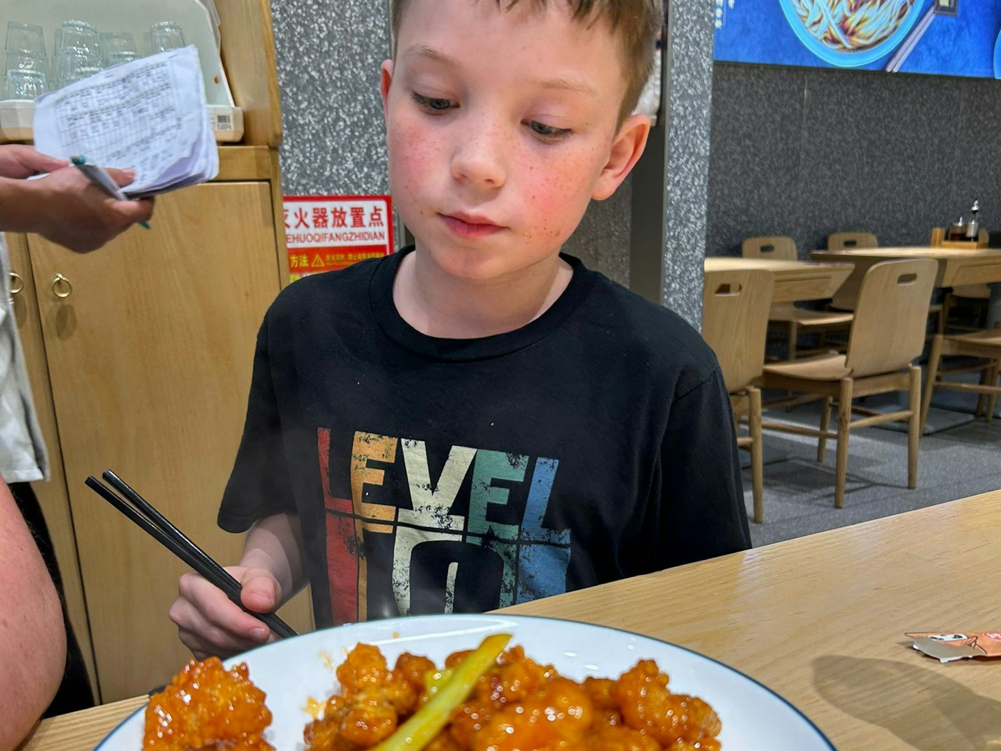 Leon Barth probiert chinesisches Essen.