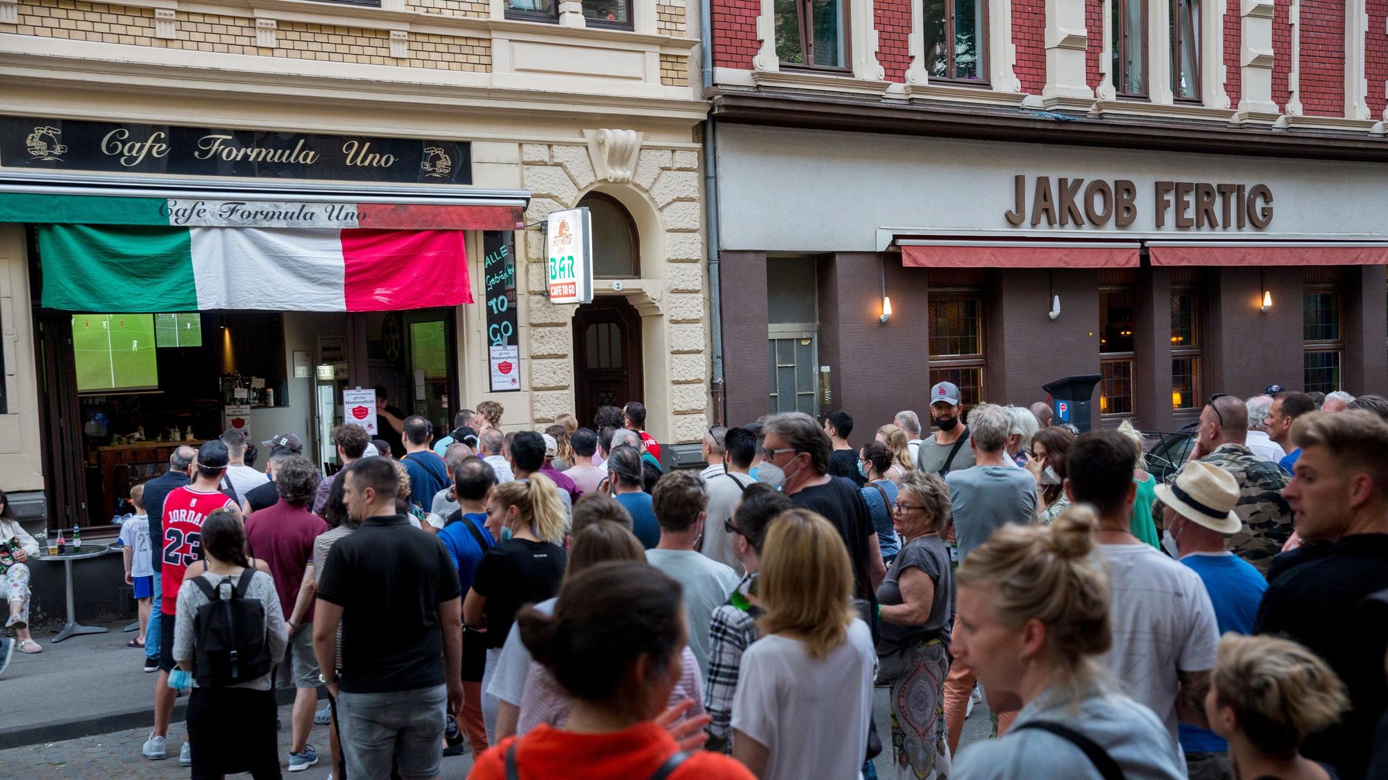 Viele Personen schauen eine Live Übertragung eines Fuballspiels vor der Kneipe Formula Uno.
